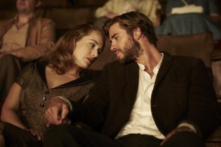 The Dressmaker: Kate Winslet e Liam Hemsworth insieme in una scena del film