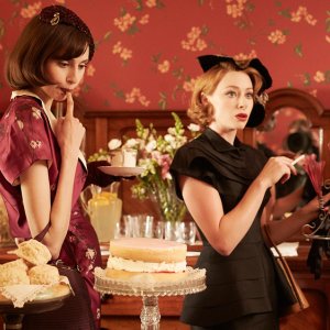 The Dressmaker: Sarah Snook (a destra) in una scena del film