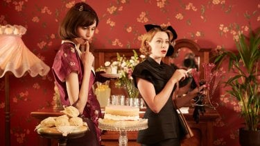 The Dressmaker: Sarah Snook (a destra) in una scena del film