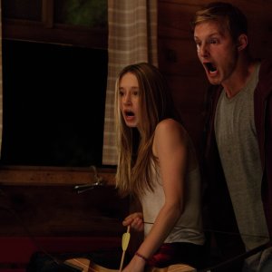 The Final Girls: Taissa Farmiga e Adam DeVine in una scena del film