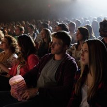 The Final Girls: Taissa Farmiga e Adam DeVine al cinema in una scena del film