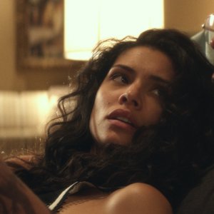 The Girl in the Photographs: una scena del film