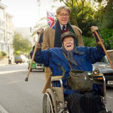 The Lady in the Van: Roger Allam e Maggie Smith in una scena del film