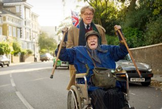 The Lady in the Van: Roger Allam e Maggie Smith in una scena del film