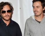 Casey Affleck dirige Joaquin Phoenix in Far Bright Star