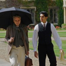 L'uomo che vide l'infinito: Jeremy Irons e Dev Patel in una scena del film 