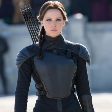 Jennifer Lawrence è Katniss in una scena di Hunger Games: Il canto della rivolta - Parte 2