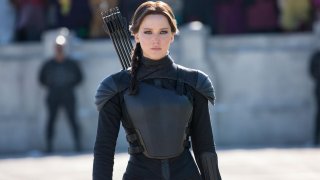 Jennifer Lawrence è Katniss in una scena di Hunger Games: Il canto della rivolta - Parte 2