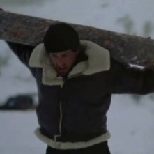 Rocky IV: Sylvester Stallone si allena correndo con un tronco sulle spalle