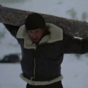 Rocky IV: Sylvester Stallone si allena correndo con un tronco sulle spalle