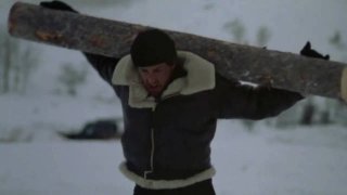 Rocky IV: Sylvester Stallone si allena correndo con un tronco sulle spalle