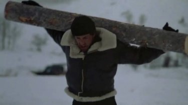 Rocky IV: Sylvester Stallone si allena correndo con un tronco sulle spalle