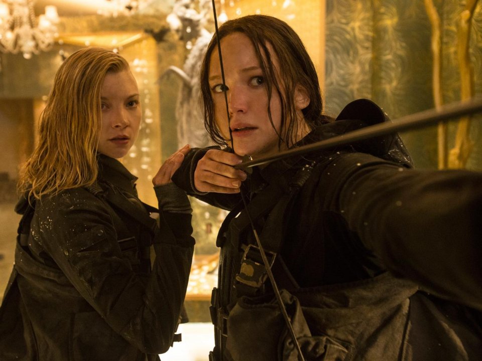 Hunger Games: Il Canto della Rivolta - Parte 2: Natalie Dormer e Jennifer Lawrence in una scena del film