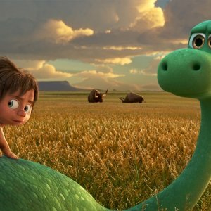 Il viaggio di Arlo: i due protagonisti in una scena