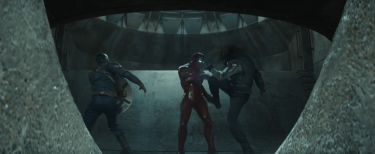 Captain America: Civil War: un momento dello scontro tra Cap, Iron Man e Bucky nel primo trailer del film Marvel