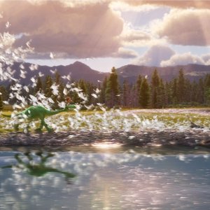 Il viaggio di Arlo: i due protagonisti in una scena spettacolare del film Pixar