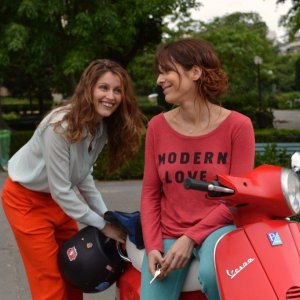 11 donne a Parigi: una sorridente Laetitia Casta in una scena del film