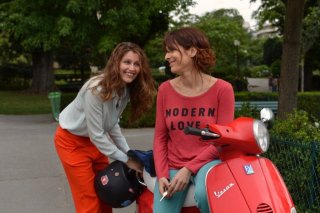 11 donne a Parigi: una sorridente Laetitia Casta in una scena del film