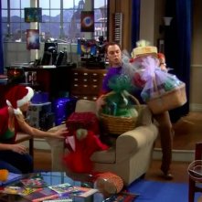 The Big Bang Theory: Jim Parsons e Kaley Cuoco in una scena natalizia