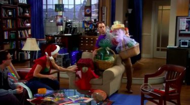 The Big Bang Theory: Jim Parsons e Kaley Cuoco in una scena natalizia