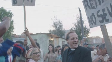 Chiamatemi Francesco - Il Papa della gente: Rodrigo de la Serna in una scena del film