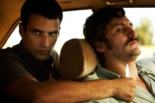 La isla mínima: Raúl Arévalo minacciato con un coltello in una scena del film