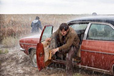 La isla mínima: una scena del film sotto una forte pioggia