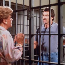 Angela Lansbury e Tom Selleck in una foto del crossover tra La signora in giallo e Magnum P.I.