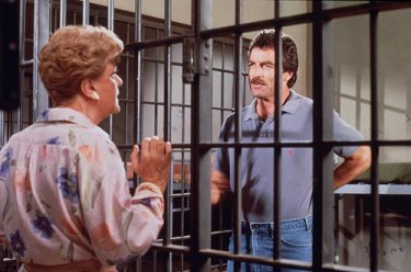 Angela Lansbury e Tom Selleck in una foto del crossover tra La signora in giallo e Magnum P.I.