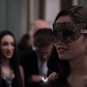 Un posto sicuro: Matilde Gioli con il volto coperto da una maschera in una scena del film
