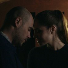 Un posto sicuro: Matilde Gioli e Marco D'Amore in un momento di intimità