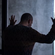 Un posto sicuro: Matilde Gioli e Marco D'Amore in una scena del film in cui è ritratto di spalle