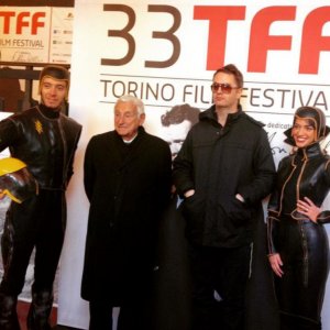 Nicolas Winding Refn a Torino 33 insieme a Fulvio Lucisano e a costumi originali di Terrore nello spazio