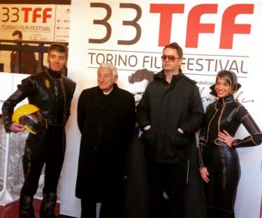 Nicolas Winding Refn a Torino 33 insieme a Fulvio Lucisano e a costumi originali di Terrore nello spazio