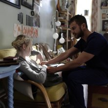 Franny: Theo James e Dakota Fanning in una scena del film