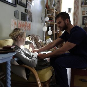 Franny: Theo James e Dakota Fanning in una scena del film