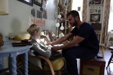 Franny: Theo James e Dakota Fanning in una scena del film