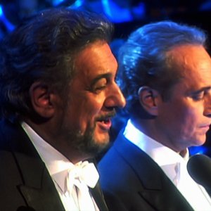 Pavarotti - Il concerto di Natale: Placido Domingo e José Carreras in una scena del film-concerto