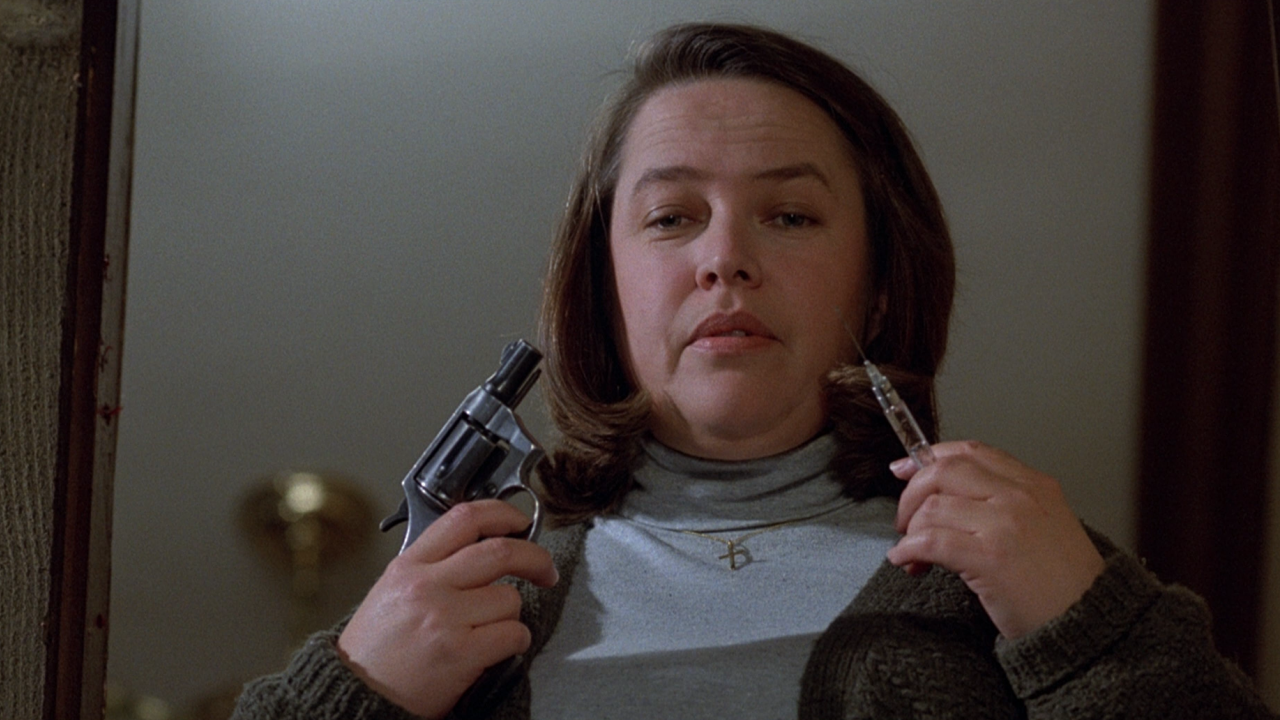 Kathy Bates sempre più minacciosa in una scena di Misery