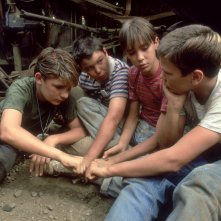 Corey Feldman, Jerry O'Connell, Wil Wheaton e River Phoenix nel film Stand by me - Ricordo di un'estate