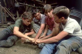Corey Feldman, Jerry O'Connell, Wil Wheaton e River Phoenix nel film Stand by me - Ricordo di un'estate