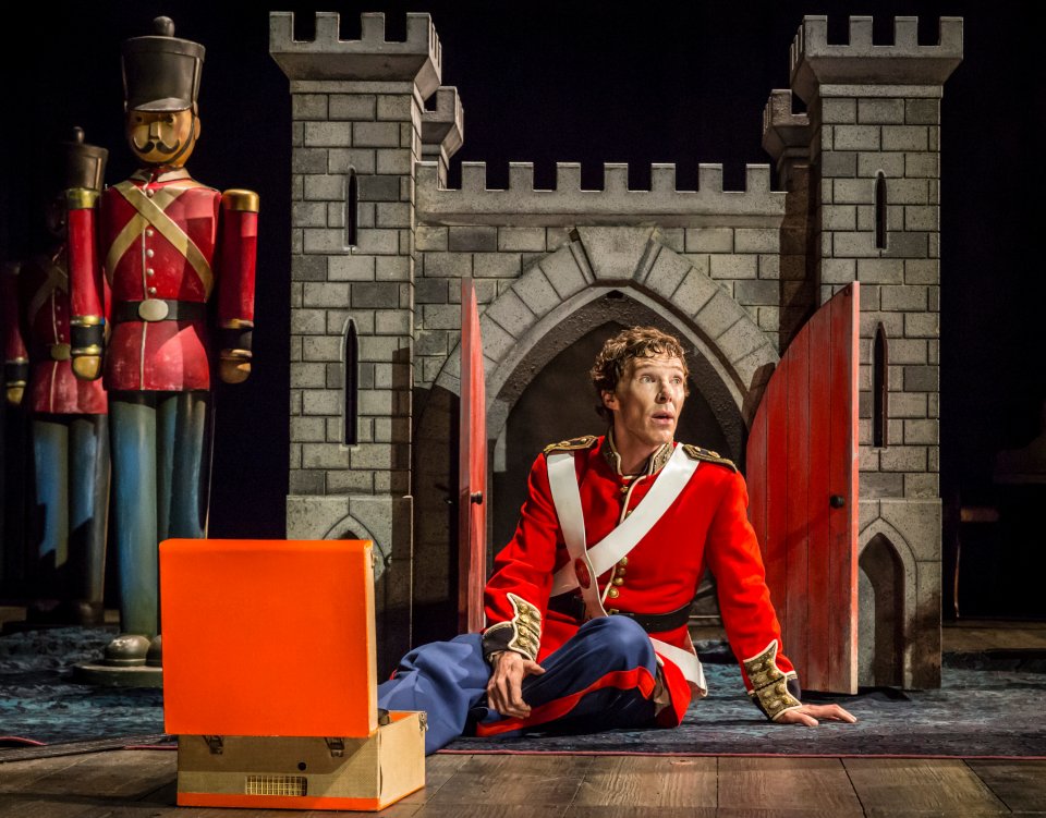 National Theatre Live: Hamlet - Benedict Cumberbatch vestito da soldato
