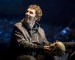 Hamlet: Benedict Cumberbatch è un Amleto fiammeggiante in scarpe da ginnastica