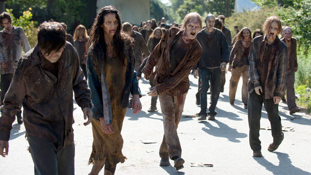 The Walking Dead: i walkers invadono le strade di Alexandria in L'inizio e la fine