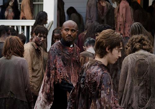 The Walking Dead: Seth Gilliam e Austin Abrams nell'episodio L'inizio e la fine