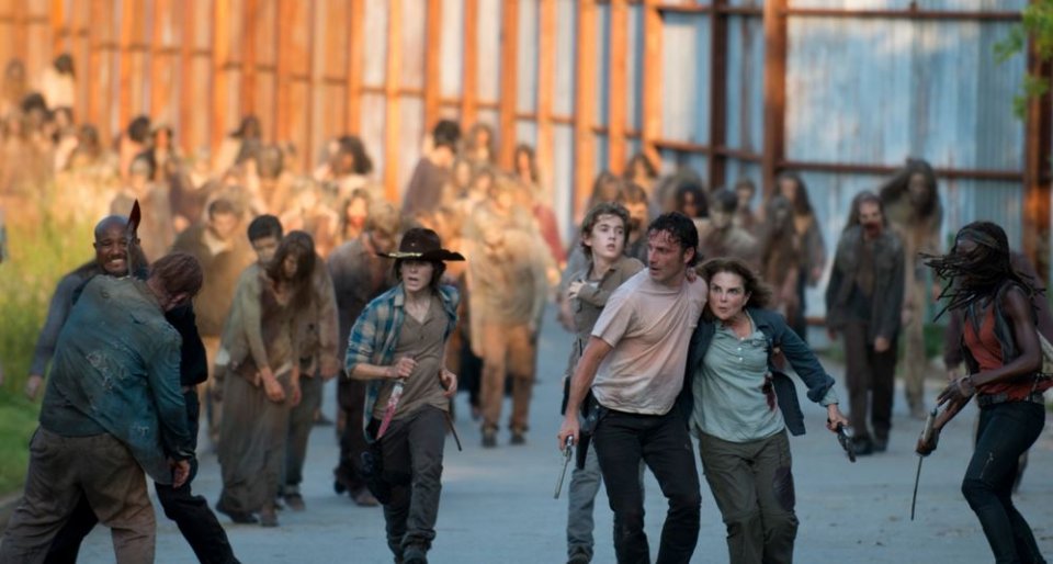 The Walking Dead: i protagonisti in fuga dai walker in L'inizio e la fine
