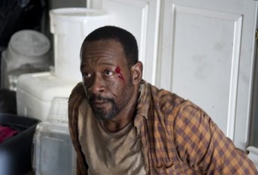 The Walking Dead: Lennie James in una foto della puntata L'inizio e la fine