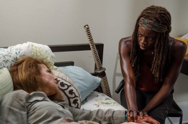 The Walking Dead: Tovah Feldshuh e Danai Gurira in una foto dell'episodio L'inizio e la fine