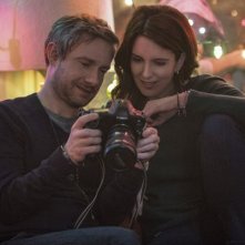 Whiskey Tango Foxtrot: Martin Freeman e Tina Fey in una foto del film