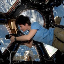 Astrosamantha - La donna dei record nello spazio: Samantha Cristoforetti nello spazio intenta a scattare fotografie dalla sua postazione privilegiata